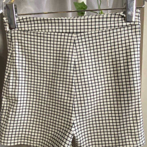 Fun AND Functional?! A STEAL! 🖤🤍 - Picture 3 of 3